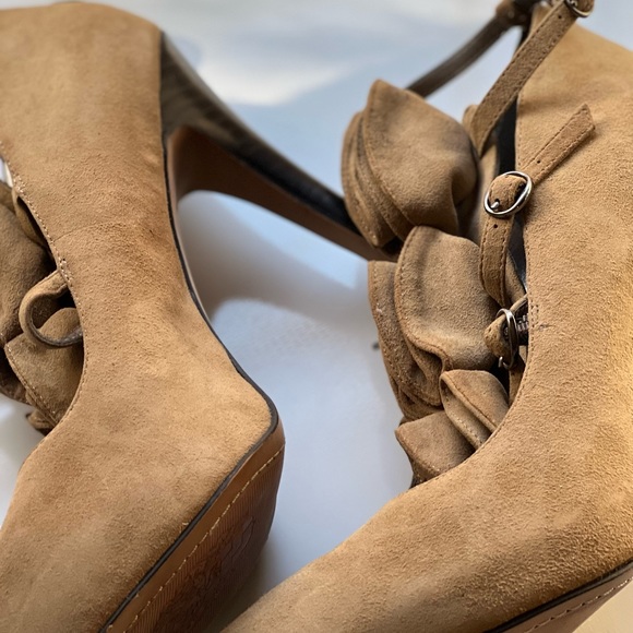 Vince Camuto suede Heel. - Picture 6 of 10